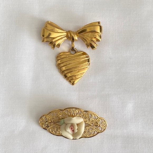 BUNDLE Avon Gold Tone Ribbon Heart/Gold Tone Filigree Ceramic Rose Brooches - Picture 1 of 7